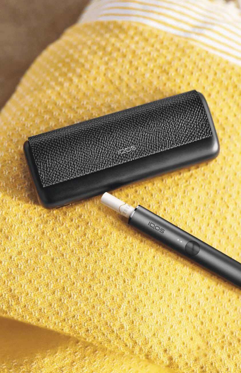 Standart IQOS ILUMA Prime Obsidian Black, deri kapaklı şarj kutusu ve TEREA takılı holder